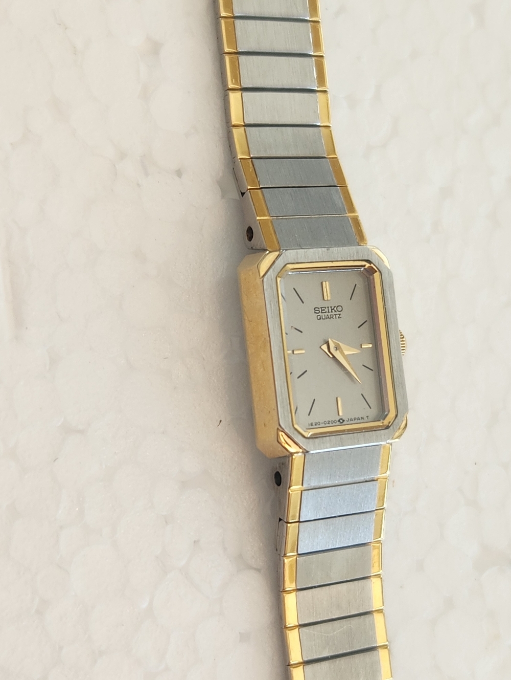 Vintage Seiko 1E20 5520 Gold and Silver Rectangular Tiny Quartz Watch - Picture 4 of 12